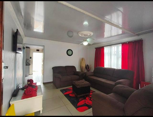 4 BEDROOM HOUSE FOR SALE IN HILLCREST